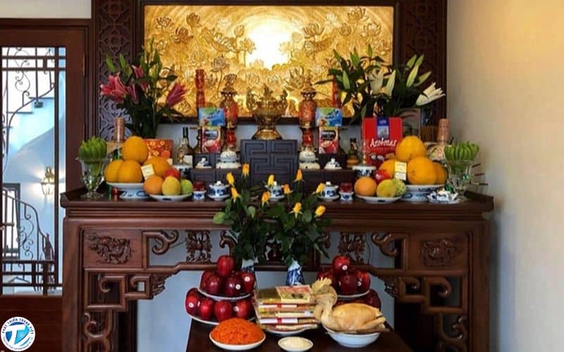 Bàn thờ gia tiên được trang trí chỉn chu cẩn thận với hoa tươi, mâm ngũ quả